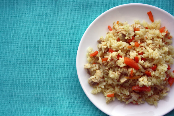 美味的肉饭，米饭，胡萝卜和鸡肉。图片下载