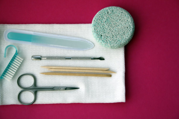 一套修甲和修脚的工具。图片下载