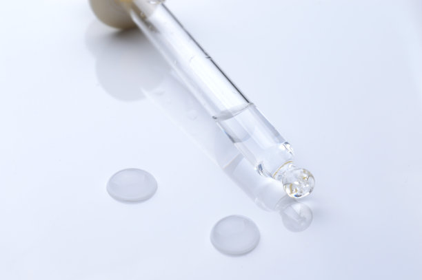 一滴化妆品油和一个滴管图片下载