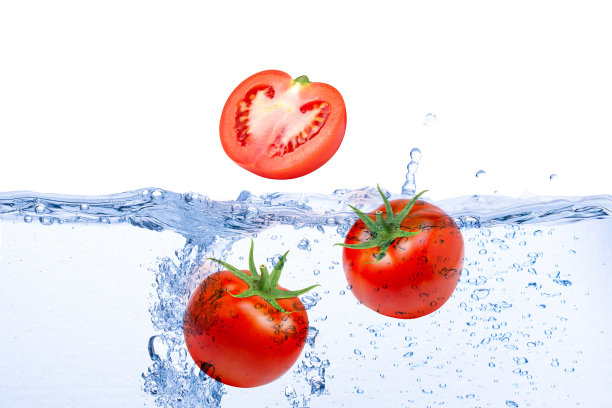 新鲜的番茄落在水中溅起水花图片下载