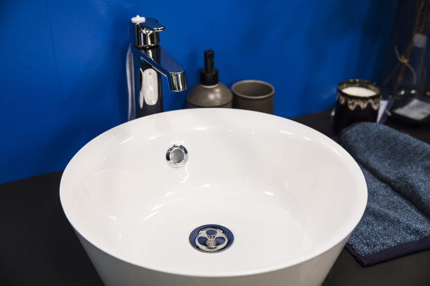 现代白色水槽在浴室内部近距离的观点图片下载