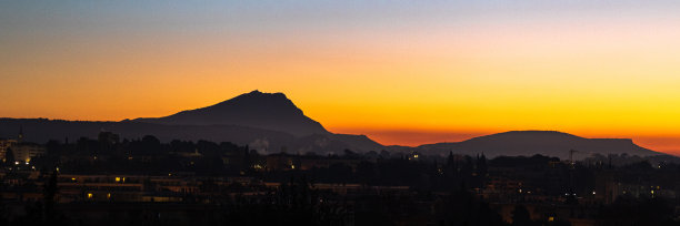 圣Victoire山在一个秋天的早晨的光照下图片下载