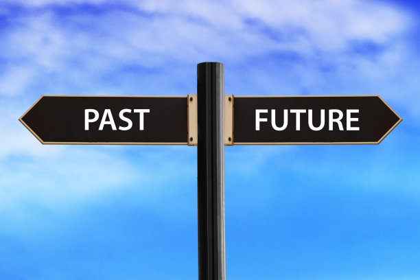 过去和未来的概念，天空背景上的过去和未来的路标图片下载