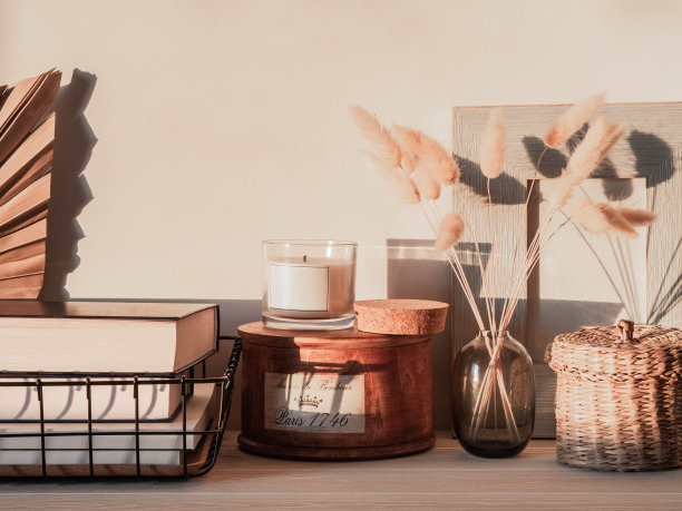 舒适的秋之家静物瓶里的干花，草盒里的草，木桌上的玻璃蜡烛图片下载