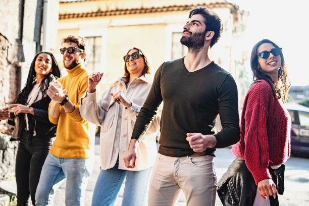 一群来自不同文化背景的年轻人在街上一起跳舞，一起玩乐图片下载