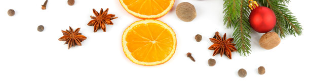 圣诞节的背景。圣诞舞会，芳香的柑橘类水果和香料隔离在白色。宽的照片图片下载