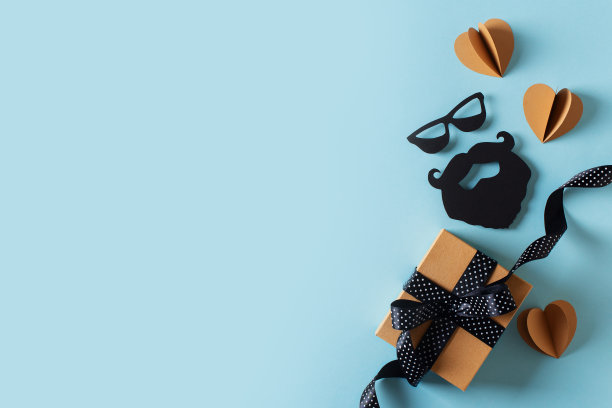 父亲节概念与礼盒和胡子，心脏和面包在蓝色的背景图片下载