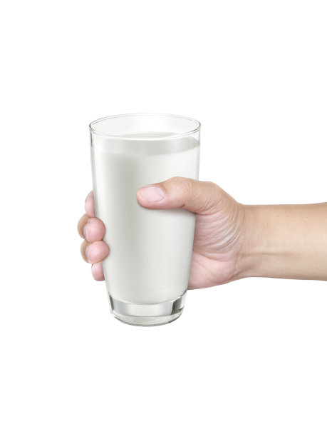 手里拿着一杯牛奶，背景是白色的图片下载