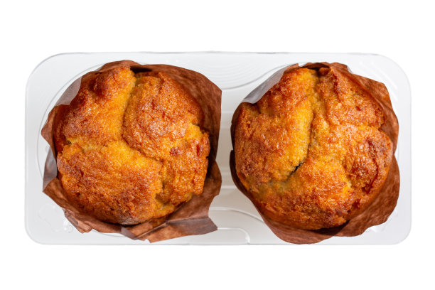 两个松饼放在白色的塑料容器里。前视图。图片下载