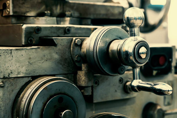 车间的车床有一部分是近距离的。工厂内金属加工架用的旧车床。工业图片下载