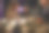 愉快的同事下班后一起在酒吧喝啤酒，用平板电脑图片下载
