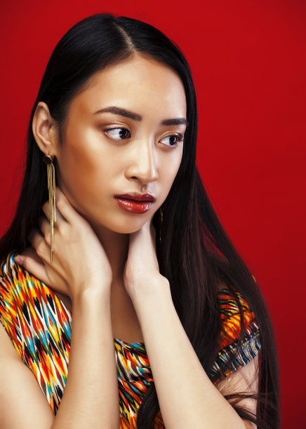 美丽年轻的亚洲女孩与时尚化妆在红色的背景，美丽时尚的外观图片下载