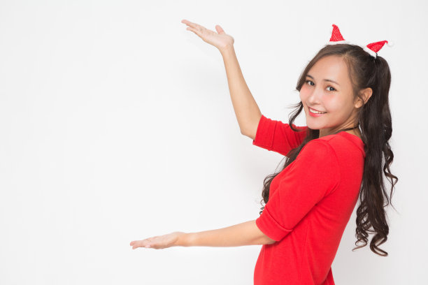 可爱的亚洲妇女微笑和愉快的礼物圣诞和新年的概念。图片下载