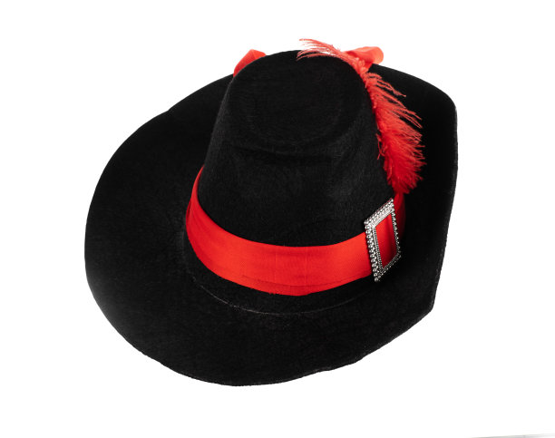 黑色海盗帽与羽毛孤立在白色背景上图片下载