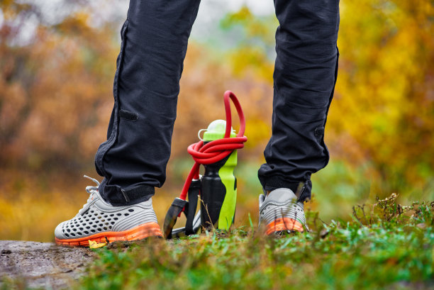 拿着瓶子和扩张器的运动员图片下载