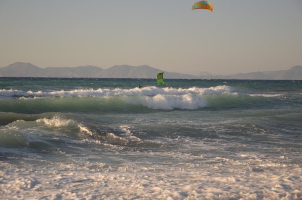 在希腊的罗德岛，一名运动员正在爱琴海上风筝冲浪图片下载
