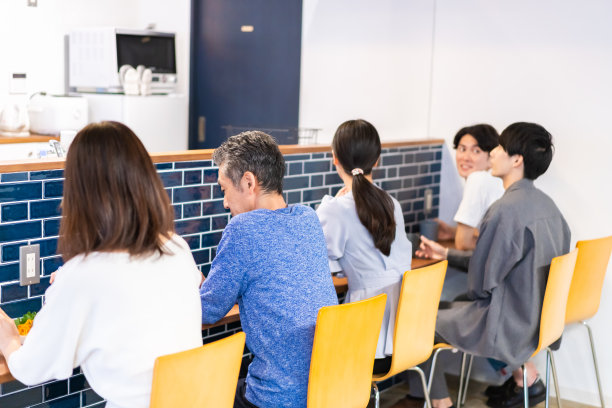 在餐馆柜台吃饭的人图片下载