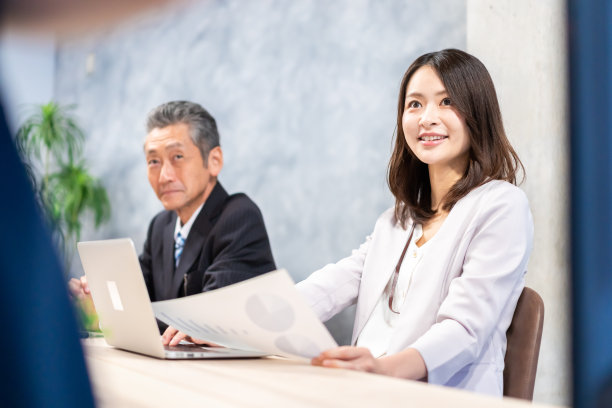 总裁和秘书与客户会面图片下载