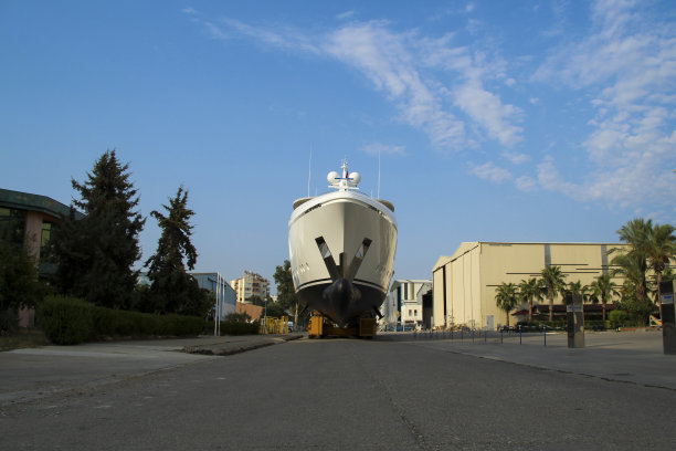 一艘新游艇和蓝天图片下载