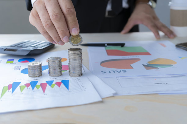 商人们把硬币堆在上面。投资正在上升。有一个良好的投资趋势图片下载