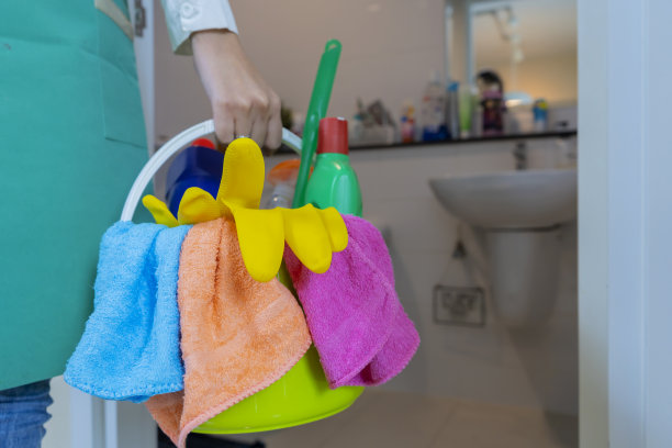 亚洲女佣准备浴室清洁设备图片下载