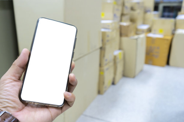 大量的包装箱正准备交付给客户概念。智能手机，可以输入文字空格和广告媒体。图片下载