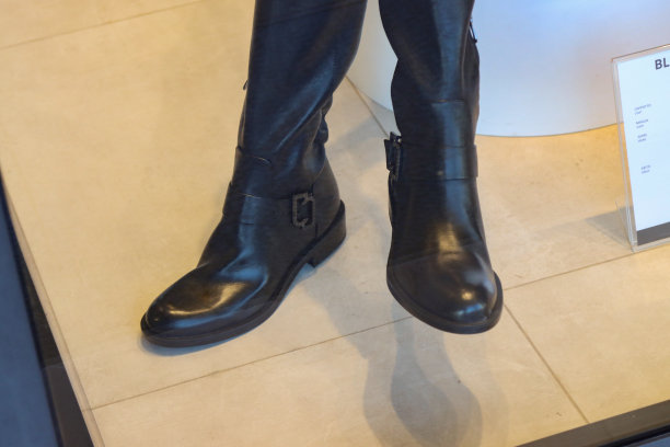 男士和女士展示的时尚鞋子图片下载