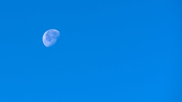 蓝天下的月亮图片下载