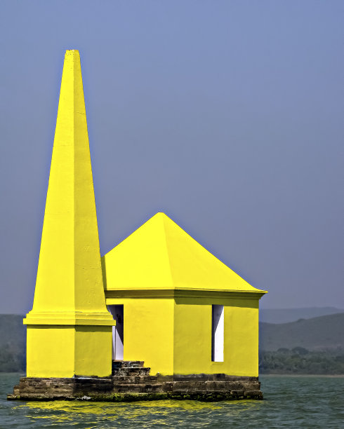 明亮的黄色旧灯塔，也被称为早餐点在奇尔卡湖，奥里萨邦。图片下载