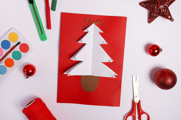 DIY圣诞卡片与红色冷杉树从纸上的白色背景图片下载