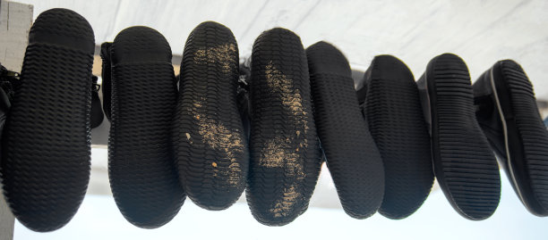 好几双鞋。橡胶鞋底。鞋子的集合。底视图图片下载