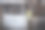 破旧的拖车上写着“请约束你的狗”的牌子图片下载