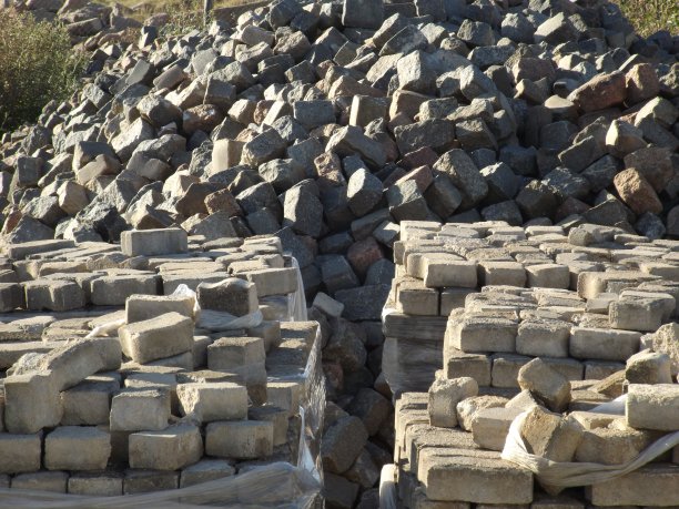 古代和现代用来建造街道或地板的鹅卵石。图片下载