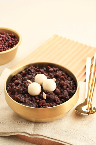 Patjuk或红豆粥顶部与圆年糕，吃在冬至节日，文字复制空间图片下载