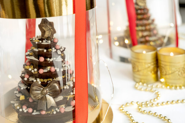 盒子里有可食用装饰品的圣诞树。图片下载