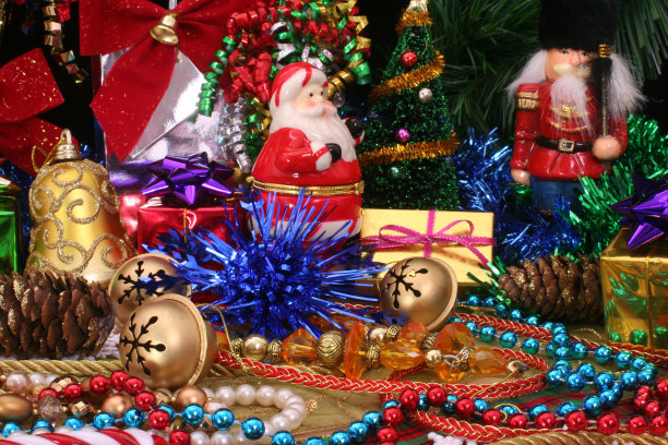 黑色背景上的圣诞节装饰品和装饰品图片下载