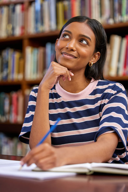一名年轻女子在大学图书馆学习的照片图片下载