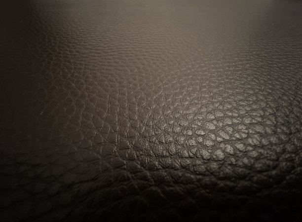 带有图案的深棕色皮革的微距图片。图片下载
