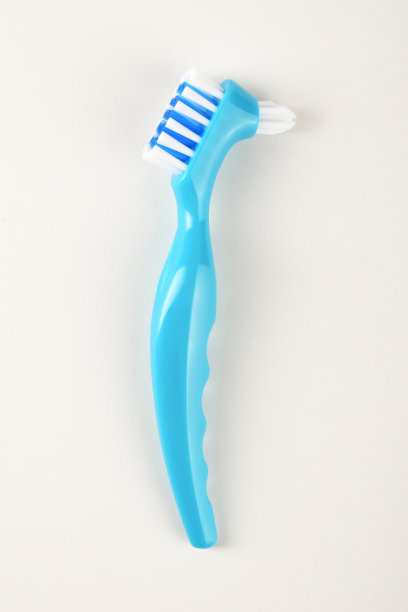 义齿刷，硬刷用于清洁义齿上的白色底色图片下载