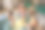 微笑的女性朋友在温泉沙龙的热游泳池放松图片下载