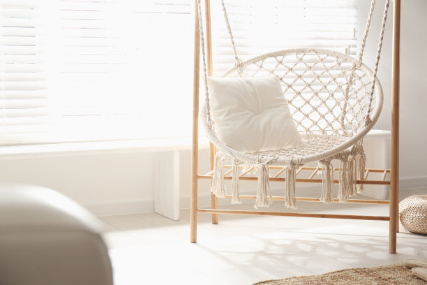 舒适的吊床椅在时尚的房间。室内设计图片下载