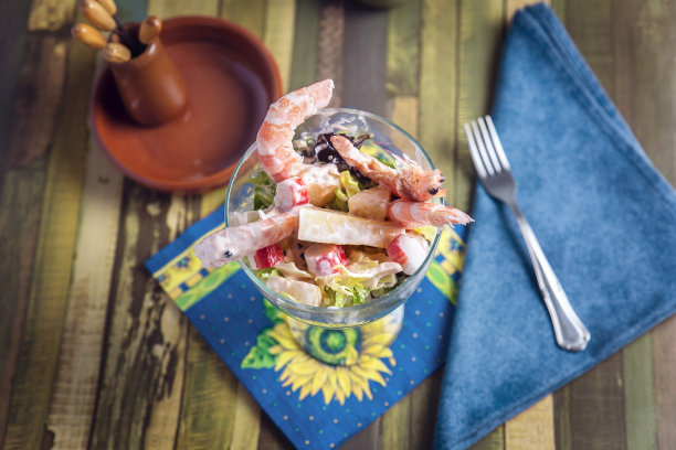 鲜虾鸡尾酒盛于杯中，配以生菜、菠萝及海鲜酱。图片下载