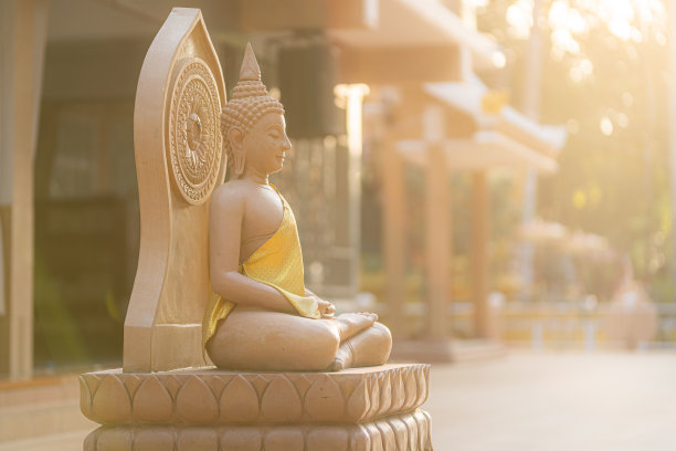 美丽的古老佛寺佛像和清晨的阳光背景图片下载