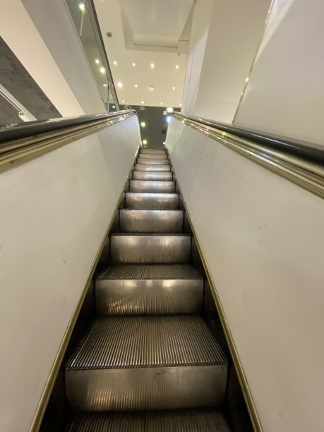 意大利的自动扶梯从60年代的一家百货商店购物中心图片下载
