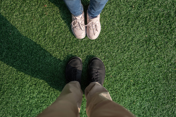 父亲和女儿站在草地上图片下载