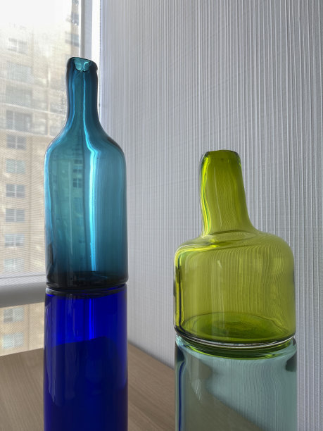 蓝色和绿色装饰玻璃瓶的反光表面图片下载
