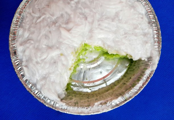 椰子奶油派蛋糕-蓝色背景。图片下载