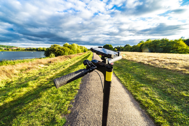 电动滑板车或电动滑板车在农村运输图片下载