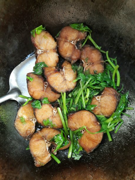 用平底锅煸炒甘蓝菜。图片下载