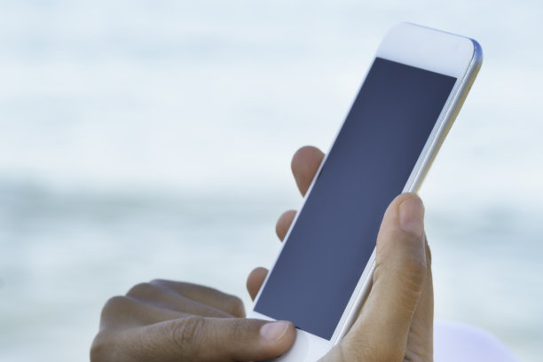 在海滩上使用电话图片下载